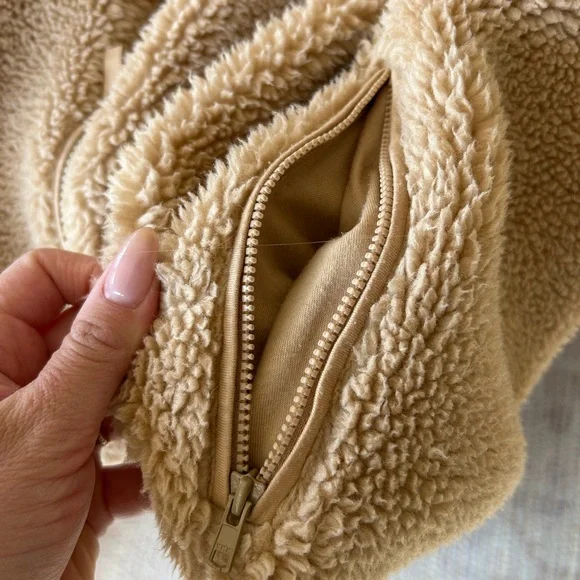 ALO Yoga Foxy Sherpa Jacket - Picture 12 of 12